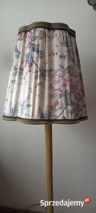 Elegancka drewniana lampa podłogowa z abażurem Skierniewice
