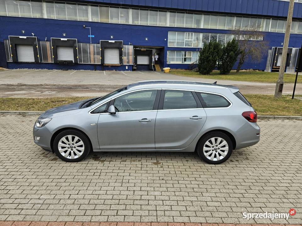 Opel Astra J 20CDTI 165 2011r Combi Manual 6b 2000cm3 Białystok