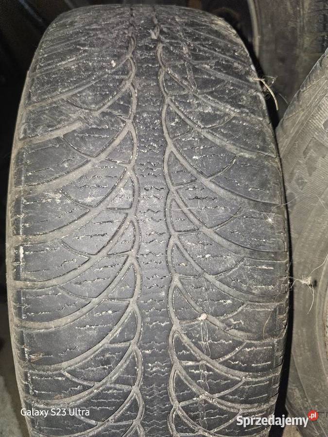 Cztery felgi z oponami zimowymi Samochodowe