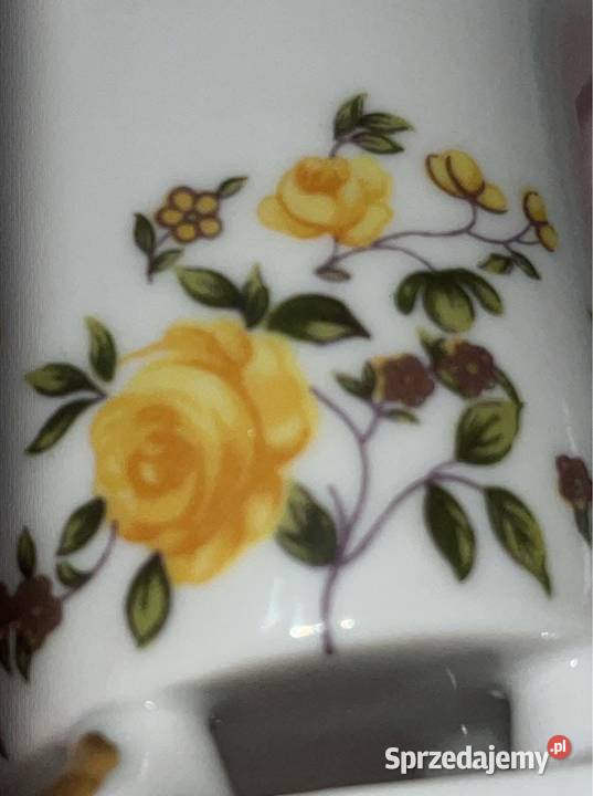 Z białej porcelany wazonik Z żółtymi różami Na Gdańsk sprzedam