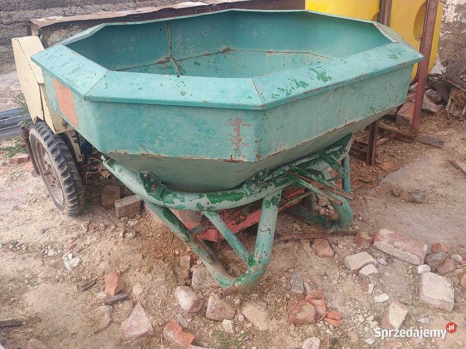 Rozsiewacz Amazone F 800 Rozsiewacze nawozów Pępowo