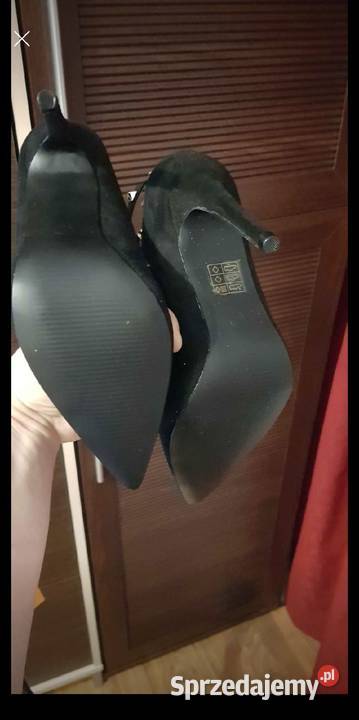 Szpilki z ćwiekami i paskiem na kostce buty na Czółenka