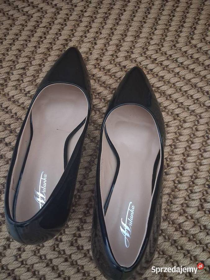 Buty czółenka na słupku lakierowane