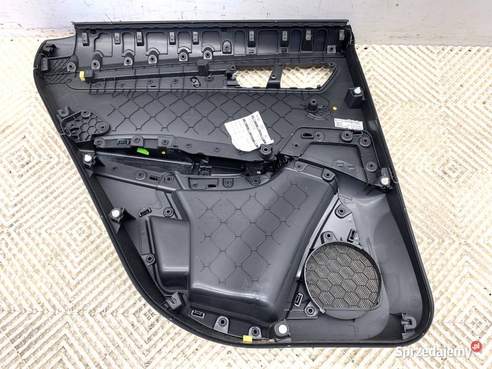 BOCZEK DRZWI LEWY TYŁ SKODA KAROQ SUV TAPICERKA