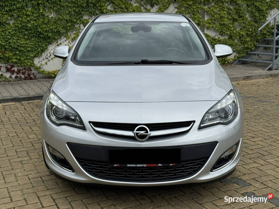 Opel Astra 14 Turbo Sedan stan Oryginalny Lakier