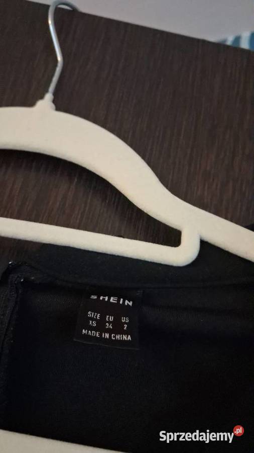 Elegancki Czarny Kombinezon Damski ze Złotymi Poręba Górna