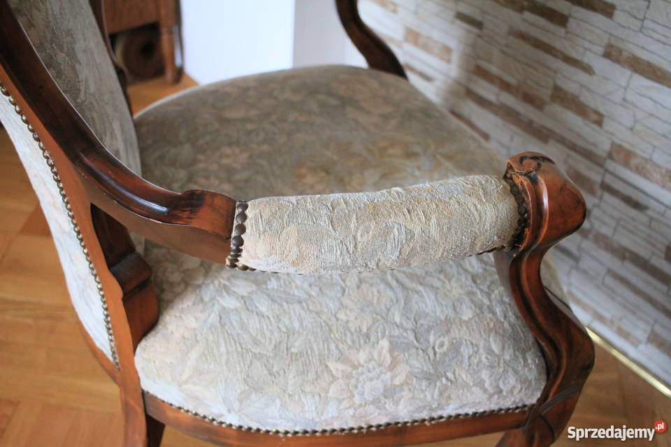 Pięknie zdobiony fotel klasyczny ręcznie
