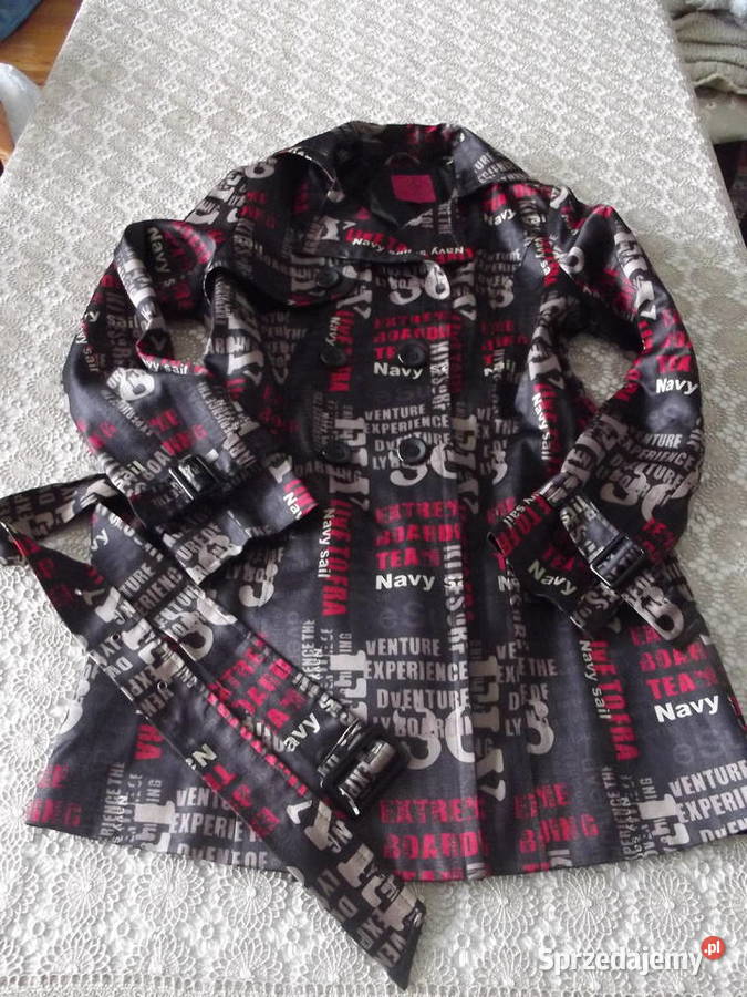 Modny płaszcz w napisy r40