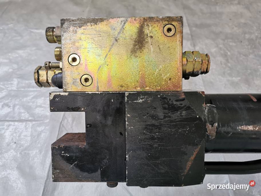 CAT TH 330 Cylinder hydrauliczny wysuwu masztu wielkopolskie