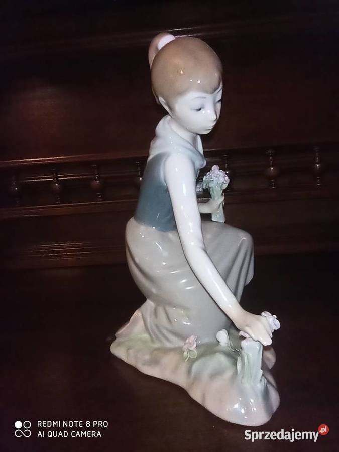 Figurka Dziewczyna zrywająca kwiaty Lladro Spain