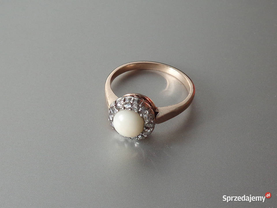 Złoty Pierścionek z Białym Koralem Diamenty 13 Korale opolskie Brzeg