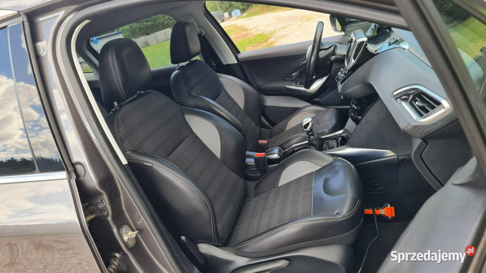Peugeot 2008 16 HDI 114 Allure NAVI Parktronic