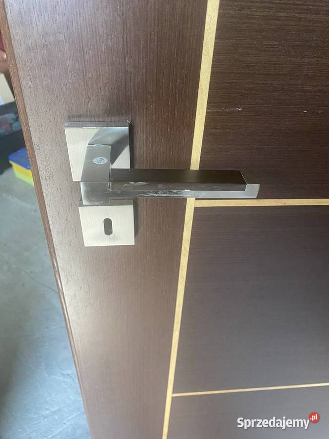 drzwi wewnętrzne prawe ciemnobrązowe złoty pasek Świerże