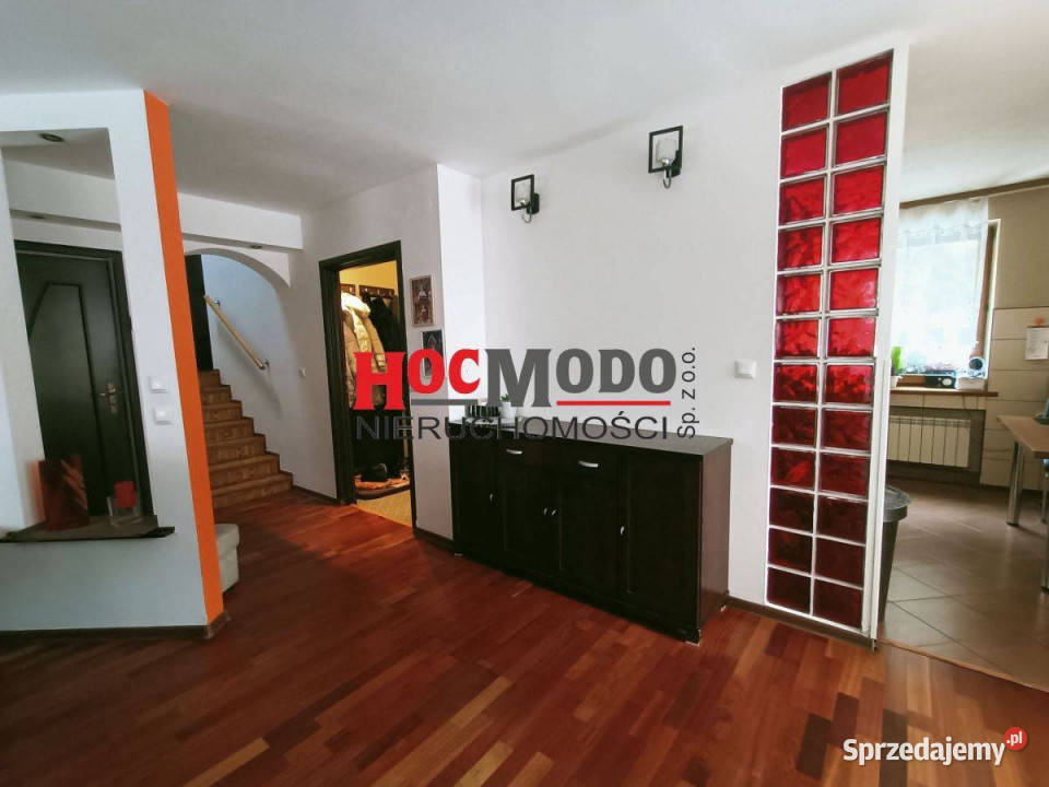 Dom z niezależnym lokalem usługowym