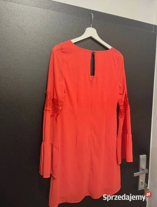 Elegancka różowa sukienka z koronkowymi rękawami Bez wzoru Łódź