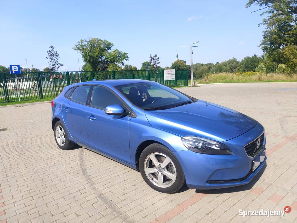 Volvo V40 II T2 wersja Momentum niski przebieg nieuszkodzony Lubań