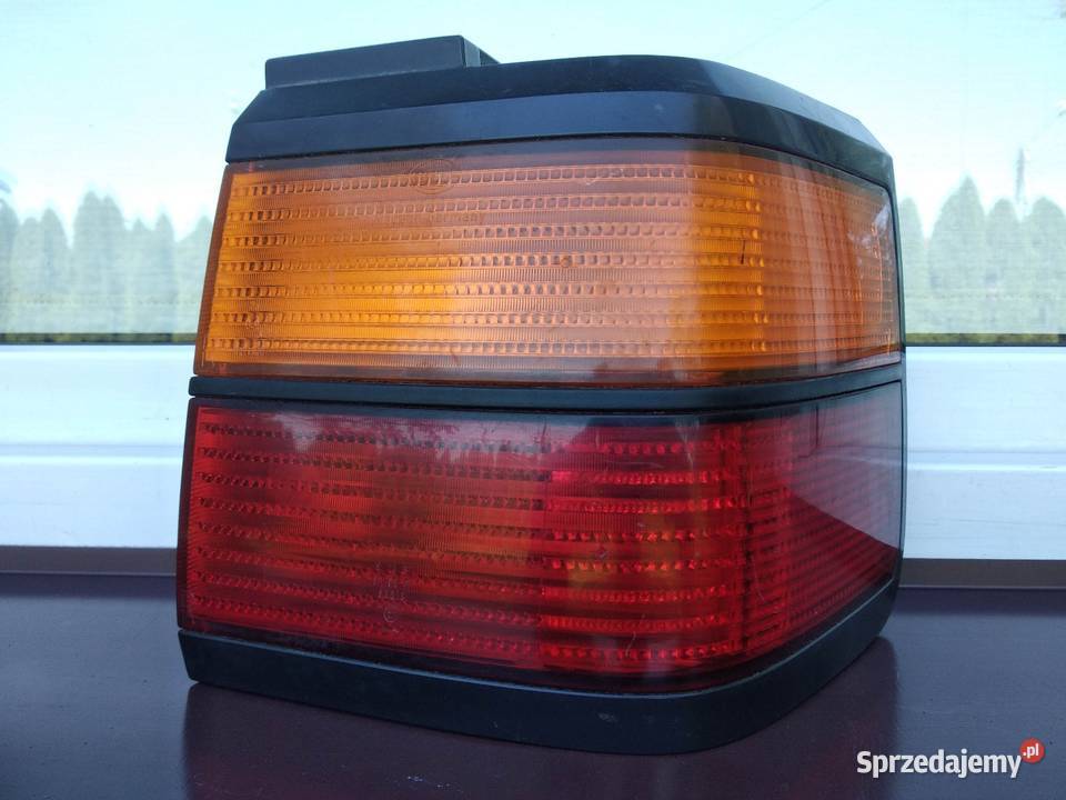 VW Passat B3 sedan lampa tył tylna prawa narożna