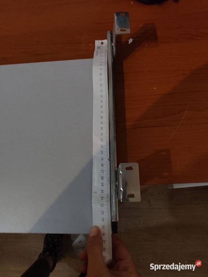 Szara półka z szyną na klawiaturę pod biurko Stoliki, uchwyty i półki Straszyn