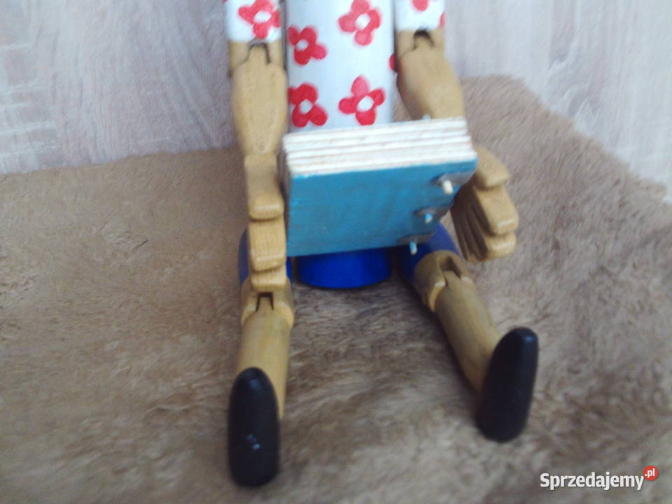 UnikatDrewniany wielki Pinokio czytający bajkę wielkopolskie Kalisz