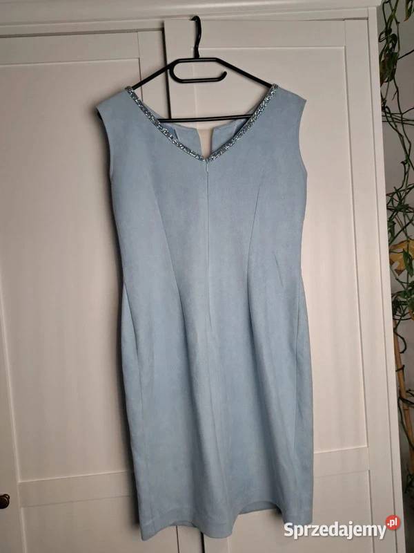 Pastelowa błękitna sukienka z ozdobnym dekoltem Trąbki Wielkie