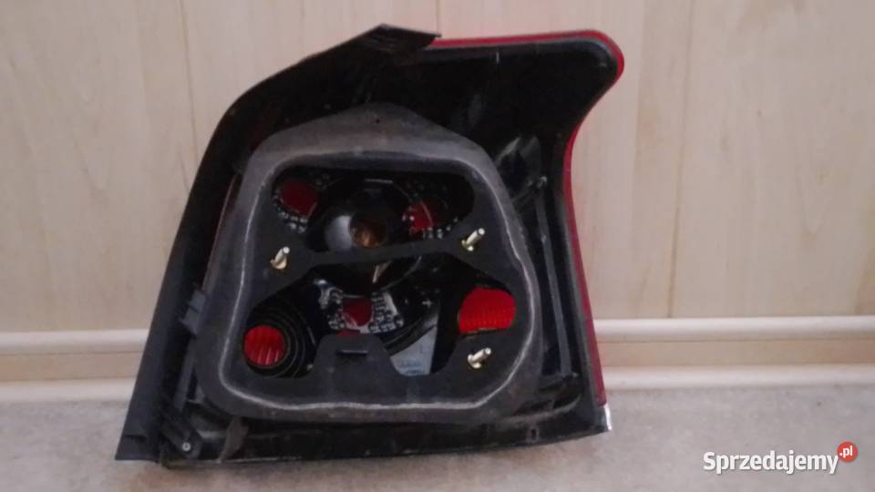 Lampa tylna Toyota Avensis T25 sedan strona lewa Lampy tylne Wyszków
