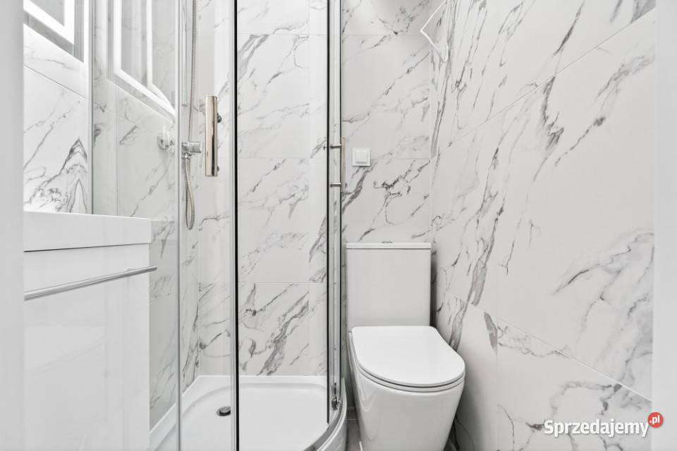 Nowoczesny pokój z prywatną łazienką obok