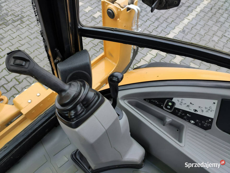 na równych kołach Caterpillar 444E Premier Widełki