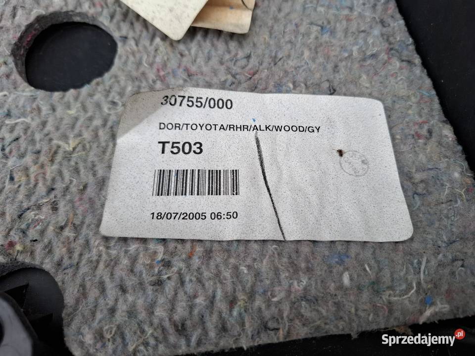 Boczek drzwi prawy tył Toyota Avensis T25 kombi Wyposażenie wnętrza Przyborów