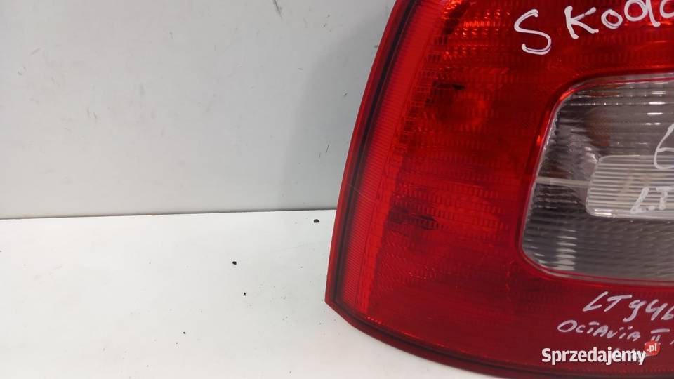 SKODA OCTAVIA II LIFT HB LAMPA TYŁ LEWA osobowe Światła stop Zbierkowo