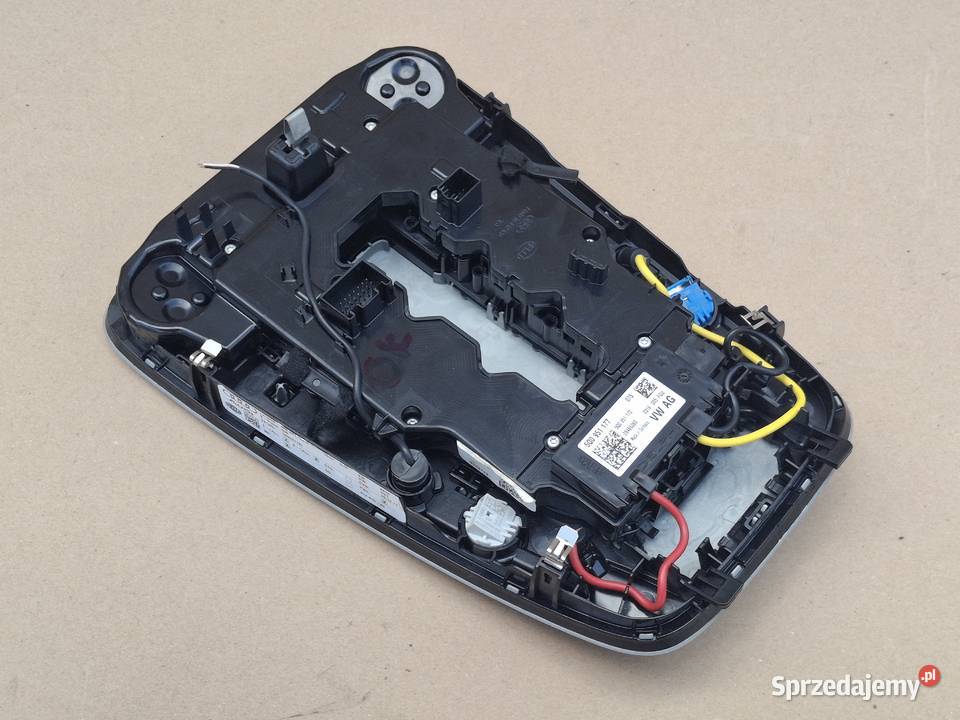 AUDI Q5 80A LAMPKA PANEL PODSUFITKI OŚWIETLENIE Bieleń