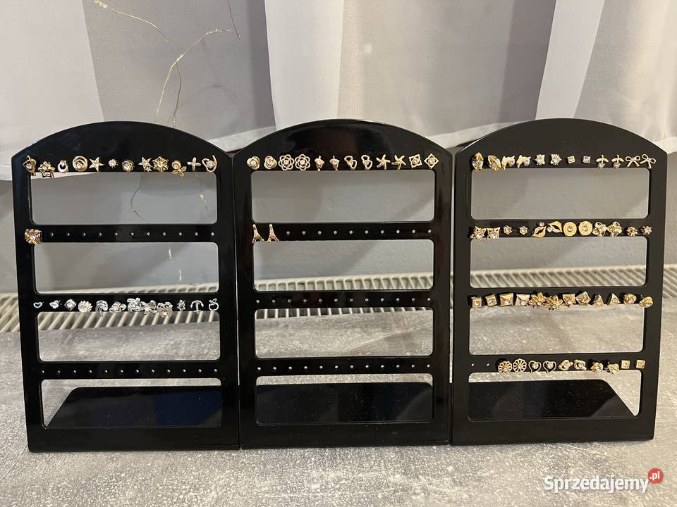 Ponad 300 sztuk kolczyków ze stojakami Jasło