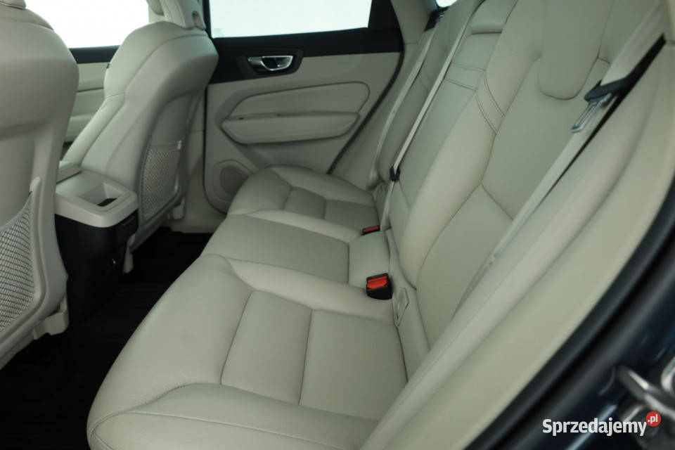 Volvo XC60 B4 AWD asystent pasa ruchu Volvo mazowieckie