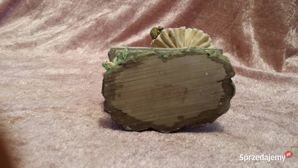 Figurka stara dziewczynka z ptaszkiem sygnowana małopolskie Kraków