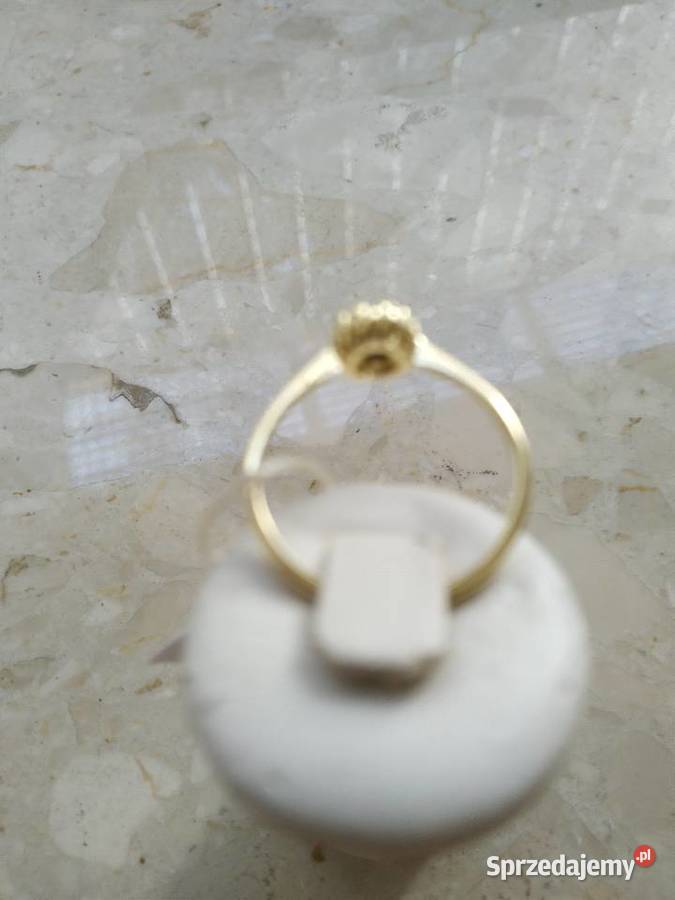 Złoty Nowy pierścionek z czarnym oczkiem 16pr585