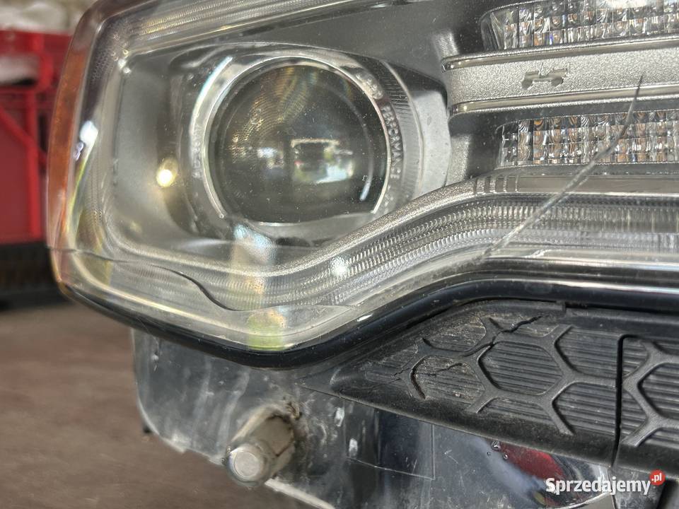 Przedni reflektor prawy uszkodzony BiXenon Bieździadka
