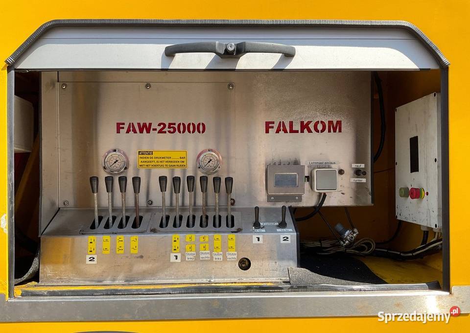 Holownik 4 osiowy 8x4 Mercedes FALKOM do