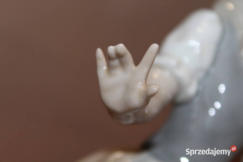 Figurka dziewczynki z stłuczonym dzbankiem NAO Szczecin