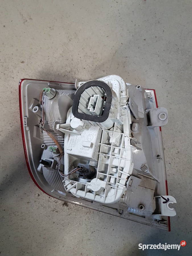 SKODA RAPID LIFTBACK LAMPA TYL PRAWA 5JH945096 prawe Oświetlenie