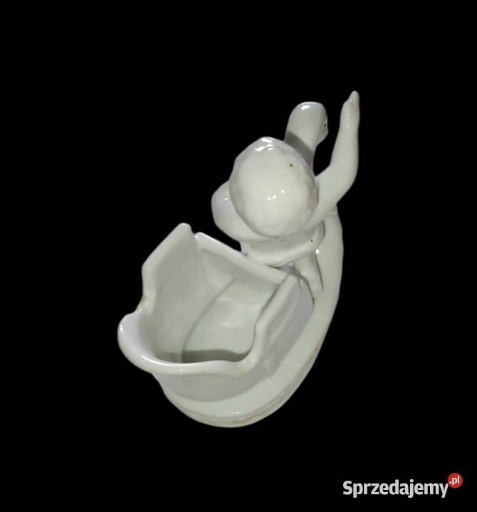Porcelanowa figurka łabędzie sanie z chłopcem Porcelana i szkło Słubice