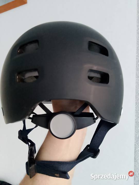 Kask czarny Kaski i odzież Kaski i odzież