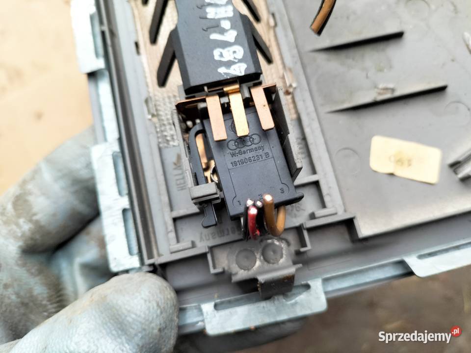 AUDI 80B4 LAMPKA WNĘTRZA OŚWIETLENIE KABINY Kamień-Kolonia