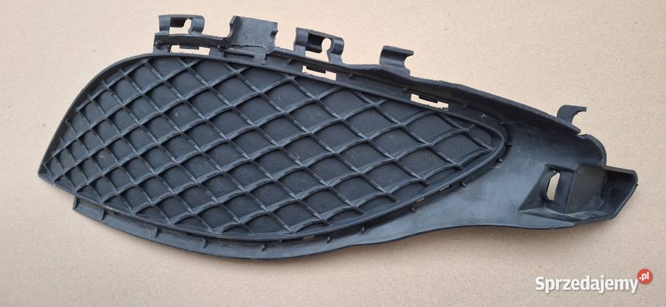 MERCEDES AKLASA W176 KRATKA ZDERZAKA PRAWA Bieleń