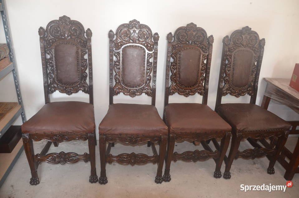 Duże krzesła bogato zdobione na Lwich łapach