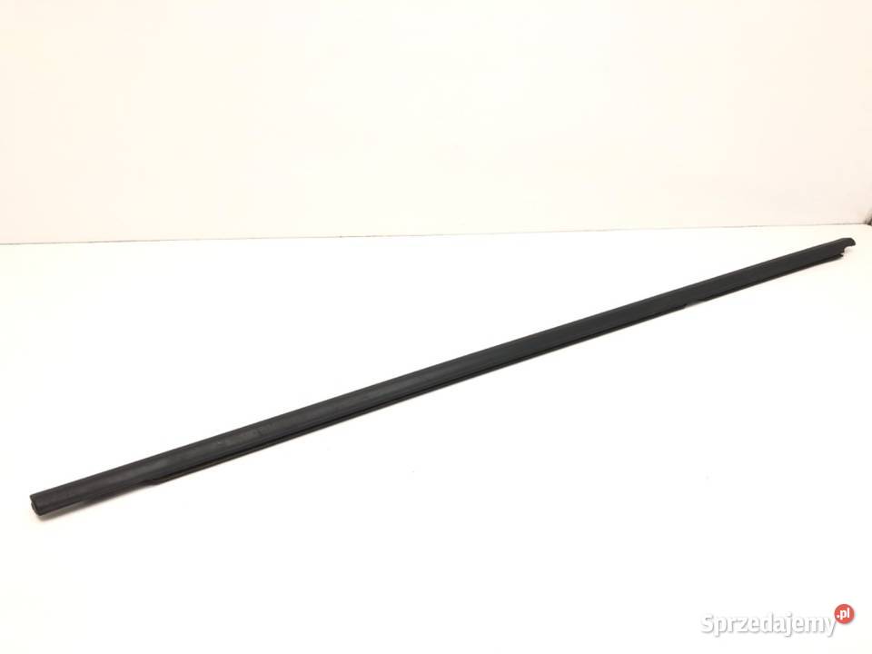 LISTWA ZGARNIAJĄCA TYŁ PRAWA VW GOLF VII Listwy