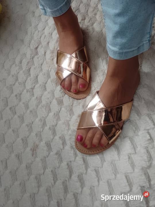 40 Boohoo Gold Rose Ekskluzywne klapki z Londynu