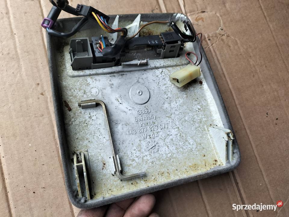 AUDI 80B4 LAMPKA WNĘTRZA OŚWIETLENIE KABINY