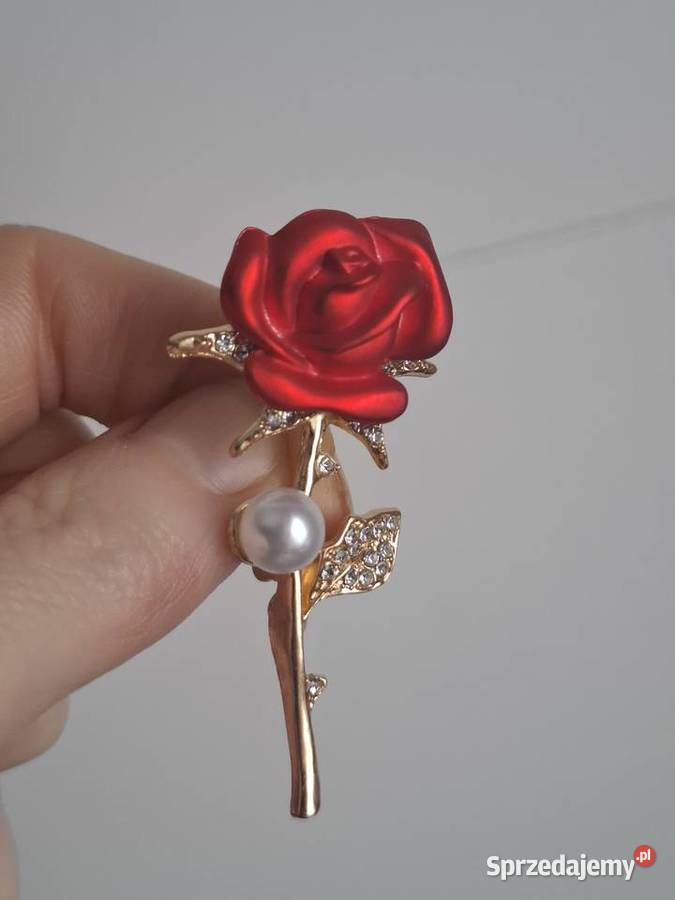 Piękna broszka czerwona róża