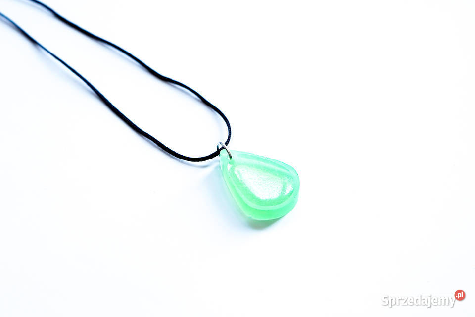 Zielony wisiorek łezka świecący w ciemności i UV