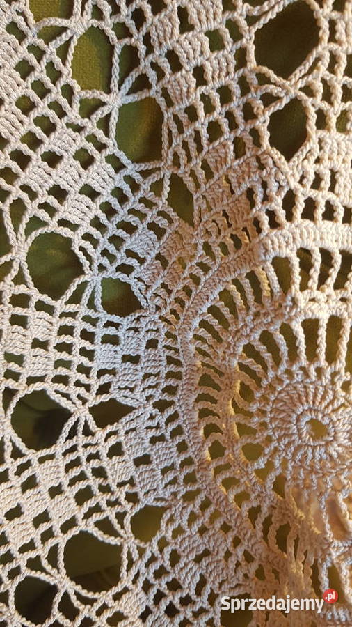 Duża okrągła serwetka robiona na szydełku Myszków