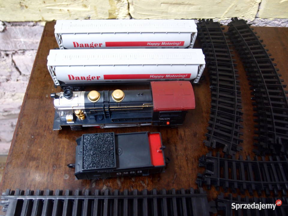 Kolejka elektryczna z trzema wagonami towarowymi